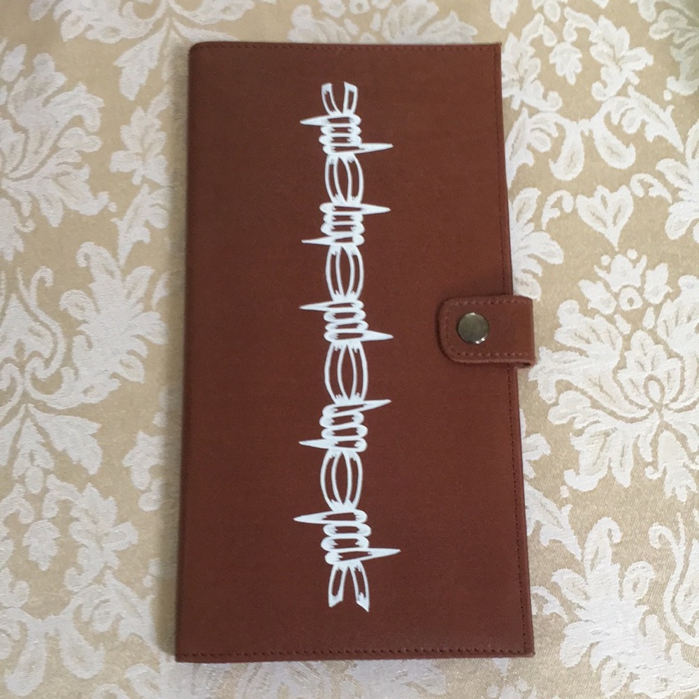 Faux leather brown men’s portfolio with chain link graphics